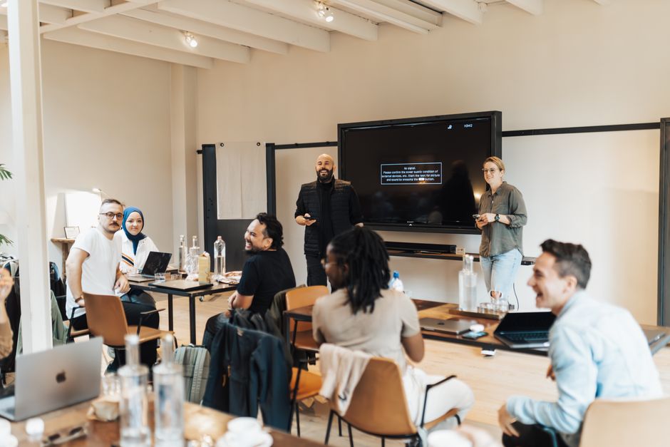 Lernende Person beim Online-Marketing-Training vor einem Laptop